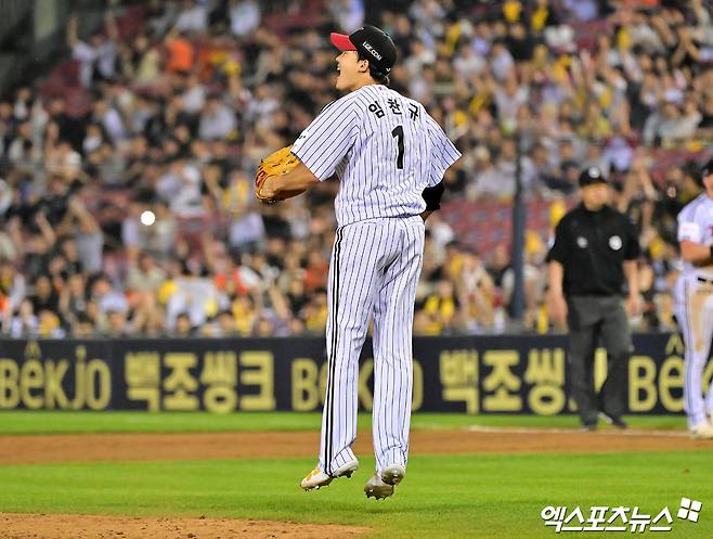 27일 오후 서울 송파구 잠실야구장에서 열린 '2025 신한 SOL Bank KBO리그' 한화 이글스와 LG 트윈스의 경기, 6회초 수비를 마친 LG 임찬규가 포효하고 있다. 잠실, 김한준 기자