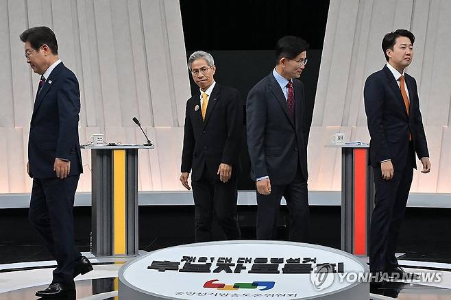 토론 위해 자리로 향하는 후보들 (서울=연합뉴스) 더불어민주당 이재명·민주노동당 권영국·국민의힘 김문수·개혁신당 이준석 대선 후보가 27일 서울 마포구 상암동 MBC 스튜디오에서 진행된 정치 분야 TV토론회에 앞서 포즈를 취한 후 자리로 향하고 있다. 2025.5.27 [국회사진기자단] photo@yna.co.kr