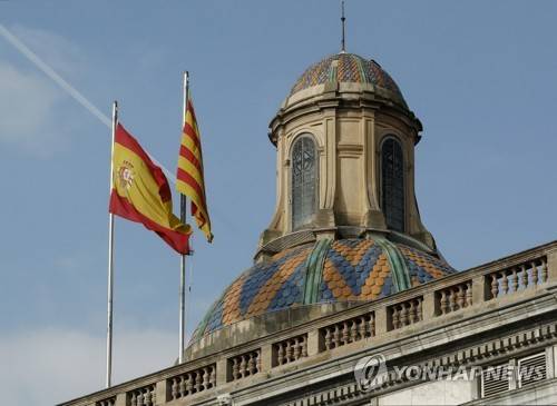 카탈루냐 자치정부 청사 앞 나란히 있는 카탈루냐·스페인 깃발 [EPA 연합뉴스 자료사진. 재판매 및 DB 금지]