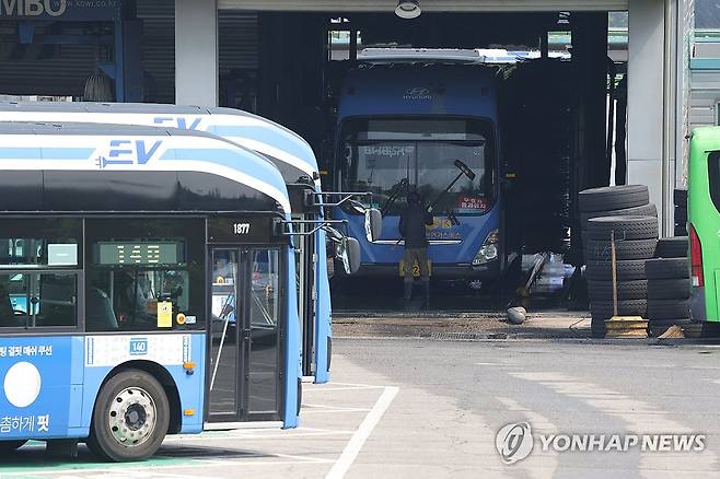 서울 시내버스 (서울=연합뉴스) 임병식 기자 = 서울 시내버스 파업 예고일을 하루 앞둔 27일 서울시의 한 공영차고지에서 버스 운행에 앞서 세차를 하고 있다. 2025.5.27 andphotodo@yna.co.kr