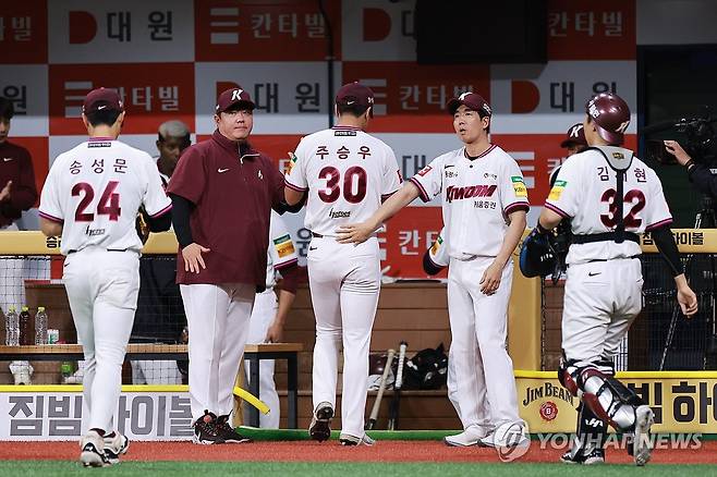 8회초 위기 막아낸 키움 마무리 주승우 (서울=연합뉴스) 신현우 기자 = 9일 서울 고척스카이돔에서 열린 프로야구 2025 신한 SOL 뱅크 KBO리그 한화 이글스와 키움 히어로즈의 경기.
    8회초 1사 2, 3루 한화 이도윤 타석을 앞두고 교체 투입된 키움 마무리 투수 주승우가 이도윤을 삼진, 이원석을 유격수 땅볼로 잡아낸 뒤 더그아웃으로 향하고 있다. 2025.5.9 nowwego@yna.co.kr