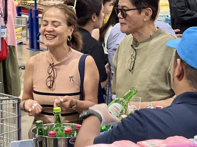 필리핀 현지 마트에서 소주를 시음하고 있는 필리핀 소비자 [촬영 전재훈]