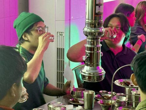 삼겹살집에서 소주를 마시는 필리핀 청년들 [촬영 전재훈]