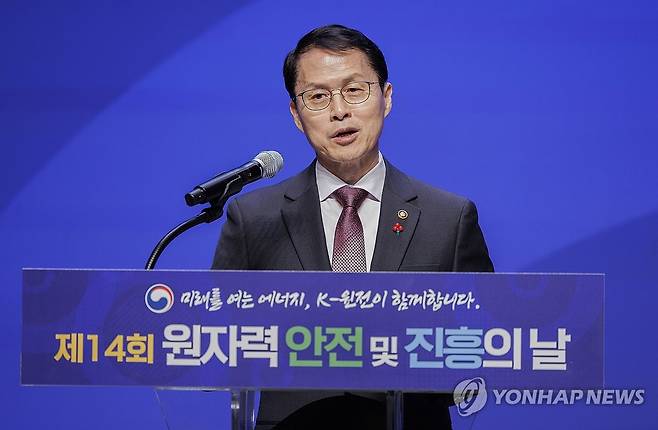 원자력 안전 및 진흥의 날 축사하는 최원호 원안위 위원장 (서울=연합뉴스) 황광모 기자 = 최원호 원자력안전위원회 위원장이 26일 오후 서울 서초구 JW메리어트 호텔에서 열린 제14회 원자력 안전 및 진흥의 날 기념식에서 축사하고 있다. 2024.12.26 hkmpooh@yna.co.kr