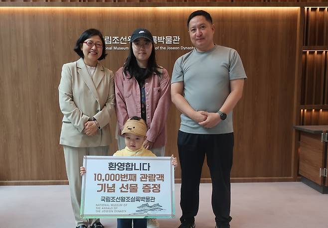 1만번째 관람객과 김정임 국립조선왕조실록박물관장(왼쪽) [국립조선왕조실록박물관 제공. 재판매 및 DB 금지]