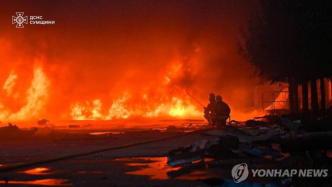 수미주 주도 수미시 외곽에서 러시아의 자폭드론 공격으로 발생한 화재를 진압하는 현지 소방관들 [로이터 연합뉴스 자료사진. 재판매 및 DB 금지]