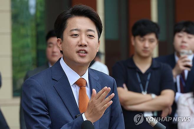 단일화 거부 입장 거듭 밝히는 이준석 후보 (서울=연합뉴스) 김주성 기자 = 개혁신당 이준석 대선 후보가 전날 서울 여의도 국회에서 국민의힘 김문수 후보와의 단일화에 대한 거부 입장을 거듭 밝힌 뒤 취재진의 질문에 답하고 있다. 2025.5.27 utzza@yna.co.kr