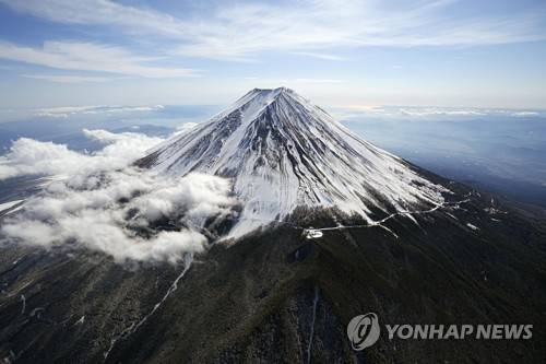 후지산 분화 시 피난계획 개정 (도쿄 교도=연합뉴스) 후지산과 인접한 야마나시현, 시즈오카현, 가나가와현으로 구성된 후지산 화산방재대책협의회가 29일 분화에 관한 최신 연구 결과를 반영한 새로운 피난기본계획을 확정했다. 사진은 후지산 전경. 2023.3.29
    photo@yna.co.kr
(끝)