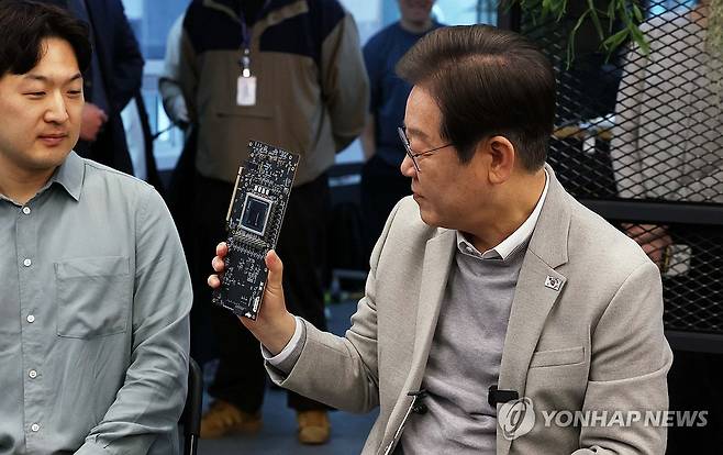 NPU 살펴보는 이재명 예비후보 (서울=연합뉴스) 더불어민주당 이재명 대선 예비후보가 14일 서울 강남구 퓨리오사AI에서 퓨리오사AI NPU를 살펴보고 있다. 2025.4.14 [국회사진기자단] photo@yna.co.kr