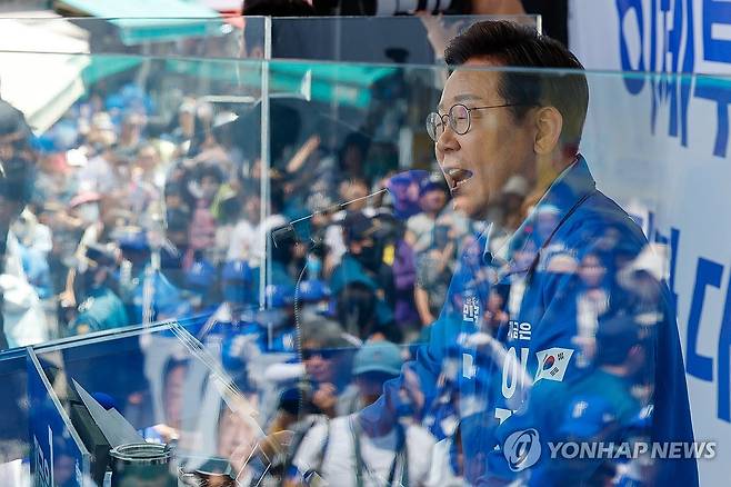 지지 호소하는 이재명 후보 (수원=연합뉴스) 김주성 기자 = 더불어민주당 이재명 대선 후보가 26일 수원시 팔달구 팔달문 영동시장에서 열린 집중 유세에서 시민들에게 지지를 호소하고 있다. 2025.5.26 [공동취재] utzza@yna.co.kr