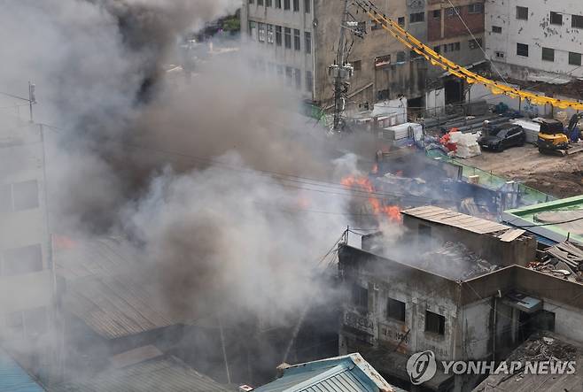 을지로3가역 인근 건물 화재 (서울=연합뉴스) 이진욱 기자 = 28일 서울 을지로3가역 인근 건물에서 화재가 발생해 불길과 함께 연기가 피어오르고 있다. 2025.5.28 cityboy@yna.co.kr