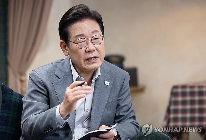 이재명 후보, '1400만 개미와 한배 탔어요' 라이브 (서울=연합뉴스) 황광모 기자 = 더불어민주당 이재명 대선 후보가 28일 서울 강남구의 한 스튜디오에서 열린 K-이니셔TV '1400만 개미와 한배 탔어요' 유튜브 라이브에서 발언하고 있다. 2025.5.28 [공동취재] hkmpooh@yna.co.kr