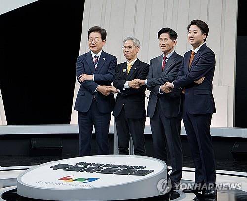 포즈 취하는 대선 후보들  (서울=연합뉴스) 더불어민주당 이재명·민주노동당 권영국·국민의힘 김문수·개혁신당 이준석 대선 후보가 27일 서울 마포구 상암동 MBC 스튜디오에서 진행된 정치 분야 TV토론회에 앞서 포즈를 취하고 있다. 2025.5.27 [국회사진기자단] photo@yna.co.kr