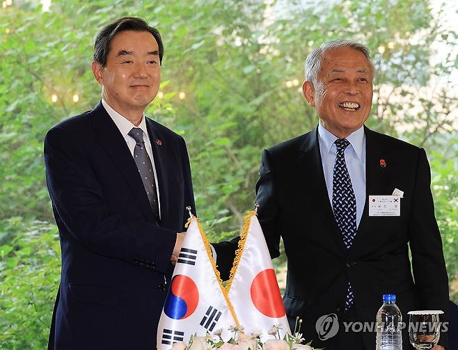 악수하는 김윤 한일경제협회 회장과 아소 유타카 일한경제협회 부회장 (서울=연합뉴스) 최재구 기자 = 김윤 한일경제협회 회장(왼쪽)과 아소 유타카 일한경제협회 부회장이 28일 서울 시내 한 호텔에서 제57회 한일경제인회의 공동성명 채택 기자회견을 하기에 앞서 악수하고 있다. 2025.5.28 jjaeck9@yna.co.kr