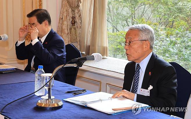 발언하는 아소 유타카 일한경제협회 부회장 (서울=연합뉴스) 최재구 기자 = 아소 유타카 일한경제협회 부회장이 28일 서울 시내 한 호텔에서 열린 제57회 한일경제인회의 공동성명 채택 기자회견에서 발언하고 있다. 왼쪽은 김윤 한일경제협회 회장. 2025.5.28 jjaeck9@yna.co.kr