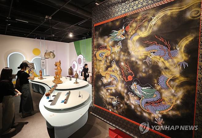 '열 번째 용의 아이와 상상동물' 전시 개막 (서울=연합뉴스) 이재희 기자 = 28일 서울 강남구 국가무형유산전수교육관에서 열린 2025 포르쉐 퓨처 헤리티지 전승공예특별전 '열 번째 용의 아이와 상상동물' 전시를 찾은 관람객들이 전시를 둘러보고 있다. 이 전시는 10월 17일까지 열린다. 2025.5.28 scape@yna.co.kr