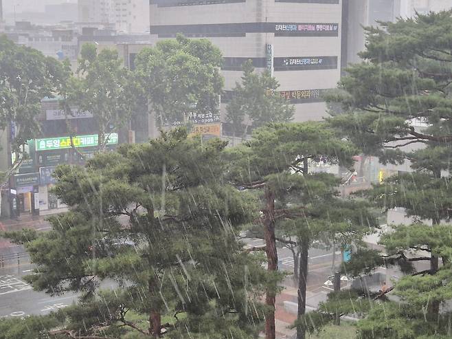 갑작스레 퍼붓는 우박과 비  (대구=연합뉴스) 박세진 기자 = 28일 대구 동구 신암동 동구청 일대에 우박과 비가 쏟아지고 있다. 2025.5.28 psjpsj@yna.co.kr