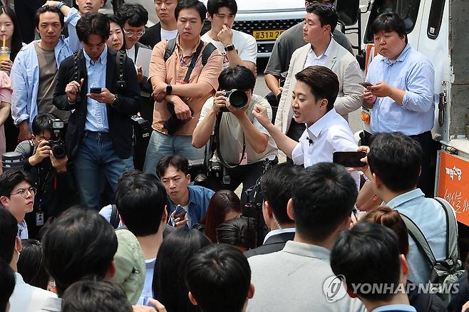 취재진 질문에 답하는 이준석 후보 (서울=연합뉴스) 김주성 기자 = 개혁신당 이준석 대선 후보가 사전투표를 하루 앞둔 28일 서울 여의도공원에서 유세를 마친 뒤 취재진의 질문에 답하고 있다. 2025.5.28 utzza@yna.co.kr