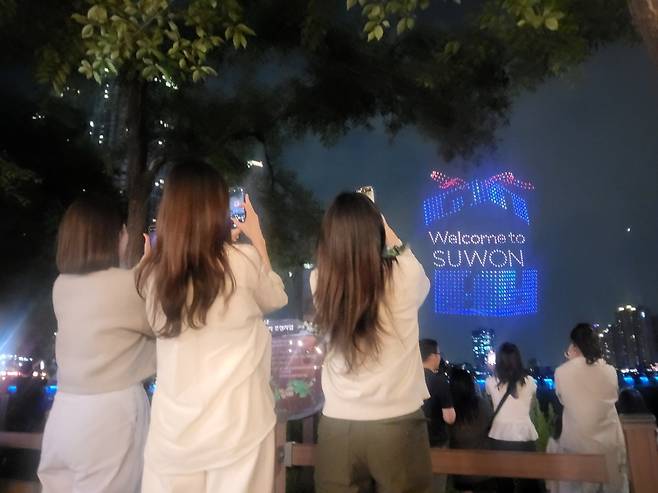 드론쇼 관람하는 시민들 [촬영 최종호]