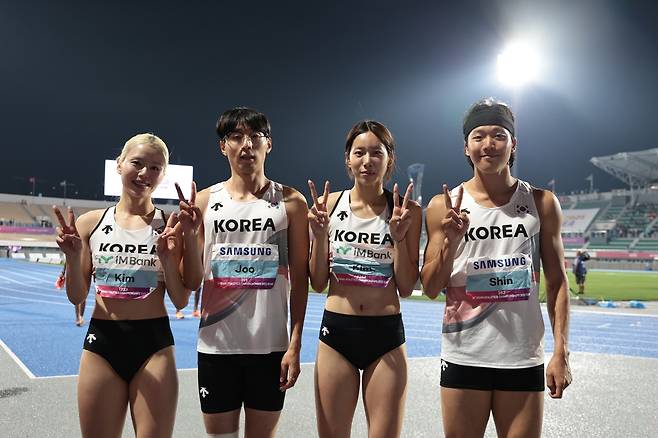 혼성 1,600ｍ 계주 한국 신기록을 세운 대표팀 (서울=연합뉴스) 28일 경북 구미시민운동장에서 열린 2025 아시아육상경기선수권대회 혼성 1,600ｍ 계주에서 한국 신기록을 세운 선수들이 기념 촬영을 하고 있다. 왼쪽부터 김주하, 주승균, 김서윤, 신민규. [대한육상연맹 제공. 재판매 및 DB금지]