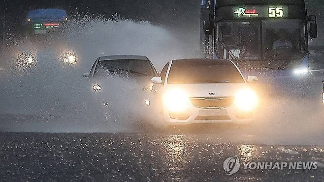 장대비도 막지 못하는 퇴근길 (대구=연합뉴스) 윤관식 기자 = 28일 오후 대구 수성구 만촌동 화랑교에서 퇴근길에 오른 차들이 쏟아지는 장대비로 인해 만들어진 웅덩이 속에 서행하고 있다. 
    이날 오후 퇴근 시간대에 대구와 경북에 비를 동반한 우박이 쏟아졌으며, 동구 신암동에서는 지름 1.8㎝의 우박이 관측되기도 했다. 2025.5.28 psik@yna.co.kr
