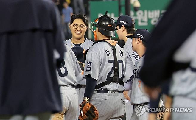 연장전 승리 거둔 한화 (서울=연합뉴스) 김인철 기자 = 28일 서울 송파구 잠실야구장에서 열린 2025 프로야구 KBO리그 한화 이글스와 LG 트윈스의 경기. 연장전 11회 접전 끝에 6-5 승리를 거둔 한화의 채은성이 동료선수들과 자축하고 있다. 2025.5.28 yatoya@yna.co.kr