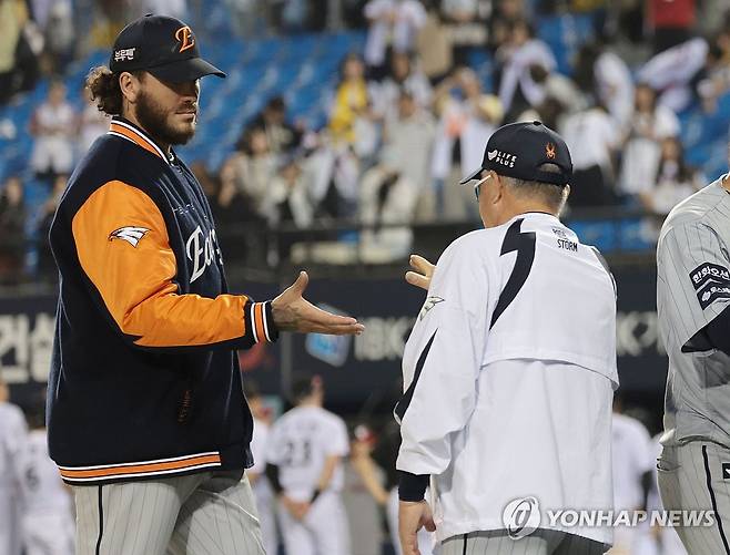 연장전 승리 거둔 한화 (서울=연합뉴스) 김인철 기자 = 28일 서울 송파구 잠실야구장에서 열린 2025 프로야구 KBO리그 한화 이글스와 LG 트윈스의 경기. 연장전 11회 접전 끝에 6-5 승리를 거둔 한화의 폰세가 하이파이브를 하고 있다. 2025.5.28 yatoya@yna.co.kr