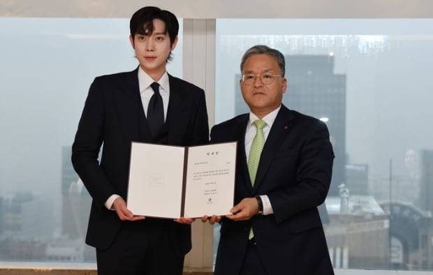 좌측부터 배우 김영대, 권정근 롯데호텔 마케팅본부장. 디엠지이엔티 제공