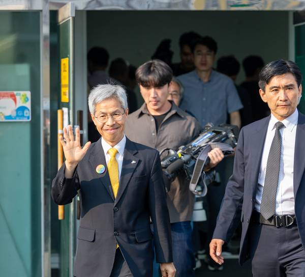 권영국 민주노동당 대선 후보가 29일 전남 여수 주암마을회관에서 사전투표를 마친 뒤 환한 표정으로 나오고 있다. 2025.5.29 /권영국 후보 캠프 제공