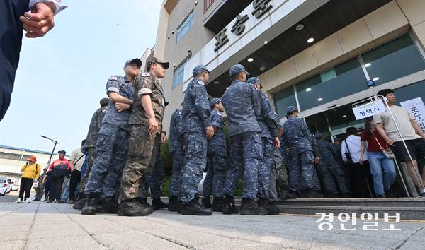 제21대 대통령선거 사전투표가 시작된 29일 평택시 포승읍 포승문화복지센터에 마련된 사전투표소에서 해군 2함대 장병들이 사전투표를 하고 있다. 2025.5.29 /최은성기자 ces7198@kyeongin.com