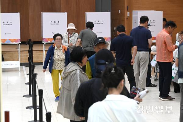 제21대 대통령선거 사전투표가 시작된 29일 평택시 포승읍 포승문화복지센터에 마련된 사전투표소에서 해군 2함대 장병들이 사전투표를 하고 있다. 2025.5.29 /최은성기자 ces7198@kyeongin.com