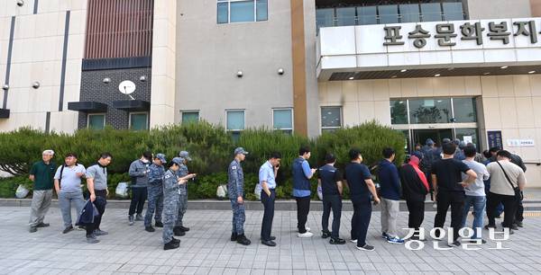 제21대 대통령선거 사전투표가 시작된 29일 평택시 포승읍 포승문화복지센터에 마련된 사전투표소에서 해군 2함대 장병들이 사전투표를 하고 있다. 2025.5.29 /최은성기자 ces7198@kyeongin.com