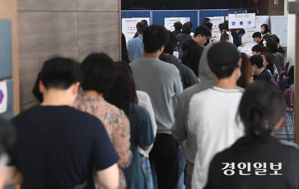 제21대 대통령선거 사전투표가 시작된 29일 오후 수원시 영통구 광교1동행정복지센터에 마련된 사전투표소에서 유권자들이 사전투표를 하고 있다. 2025.5.29 /최은성기자 ces7198@kyeongin.com