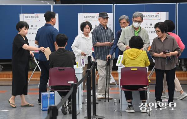 제21대 대통령선거 사전투표가 시작된 29일 오후 수원시 영통구 광교1동행정복지센터에 마련된 사전투표소에서 유권자들이 사전투표를 하고 있다. 2025.5.29 /최은성기자 ces7198@kyeongin.com