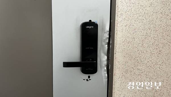 아파트 세대 현관문이 강제 개방된 흔적을 남긴 채 잠겨 있다. /조수현기자 joeloach@kyeongin.com