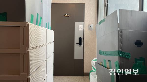 현관문 앞에 플라스틱 박스가 이리저리 쌓여 있다. /조수현기자 joeloach@kyeongin.com