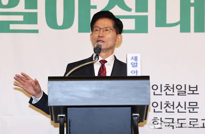 국민의힘 김문수 대선 후보가 29일 인천시 연수구 쉐라톤 그랜드 인천호텔에서 열린 '제21대 대선후보 초청 새얼아침대화 강연회'에서 강연하고 있다.정선식기자
