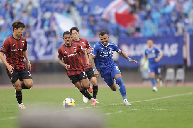 4월12일 부천종합운동장에서 열린 K리그2 경기서 수원 삼성 세라핌(사진 오른쪽)과 부천 티아깅요가 볼 다툼을 벌이고 있다.사진=한국프로축구연맹