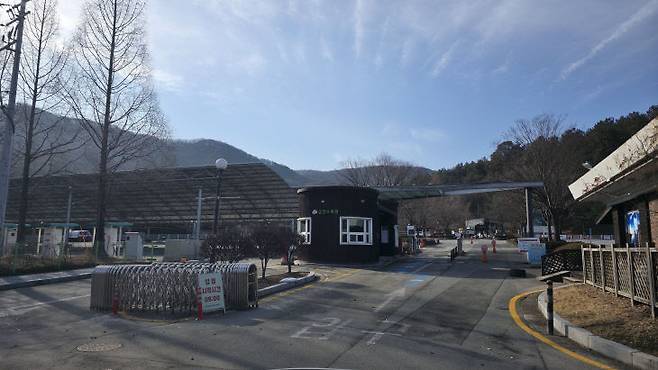 6뭘 말부터 출입이 금지되는 금강자연휴양림의 입구. 사진=이희택 기자.
