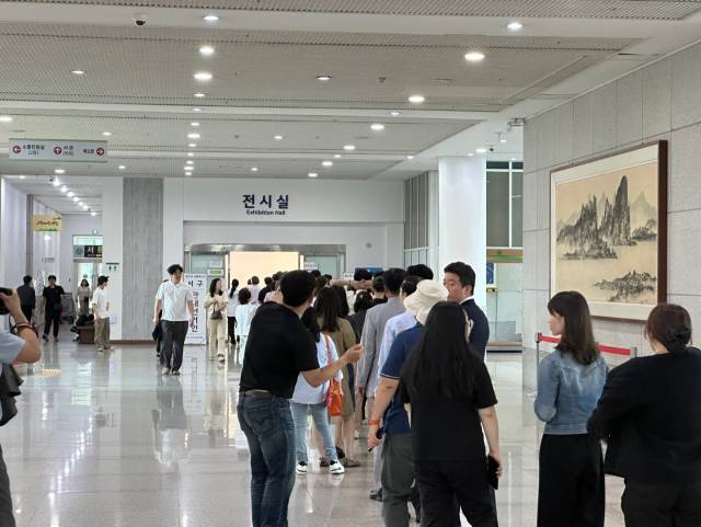 29일 오전 투표를 하기 위해 대전 시청 사전투표소를 방문한 시민들이 줄지어 서 있다. 사진=이심건 기자.