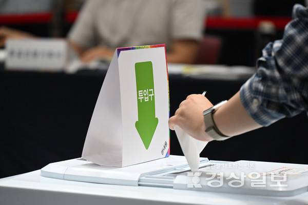 제21대 대통령 선거 사전 투표일인 29일 울산 남구청 사전투표소에서 한 유권자가 투표 용지를 투표함에 넣고 있다. 김경우기자 woo@ksilbo.co.kr