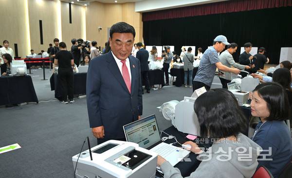 제21대 대통령 선거 사전투표가 시작된 29일 &nbsp;김두겸 울산시장이 울산시 남구청에 마련된 삼산동사전투표소에서 한표를 행사하고 있다. 김동수기자 dskim@ksilbo.co.kr