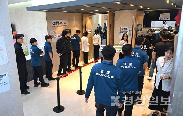 제21대 대통령 선거 사전투표가 29일 시작된 가운데 사전투표율이 역대 최고치를 경신하고 있다. 울산시 남구청에 마련된 삼산동사전투표소에 투표행렬이 길게 이어져 있다. 김동수기자 dskim@ksilbo.co.kr