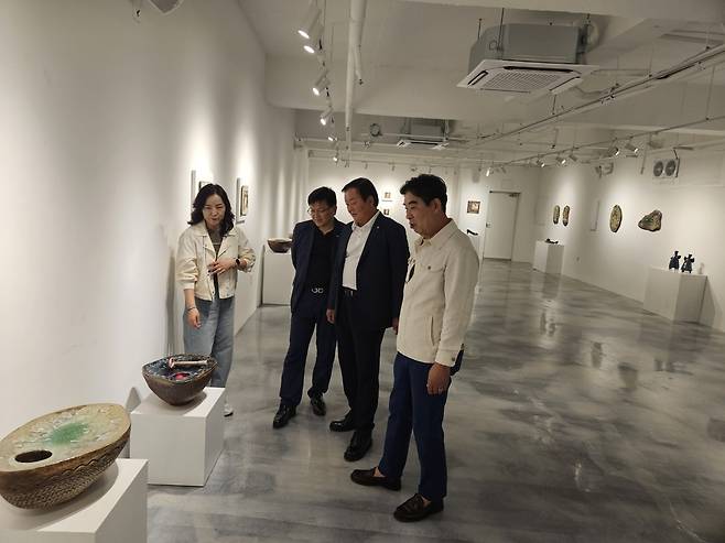 진해주(왼쪽) 작가가 작품을 설명하고 있다. /박호평 기자