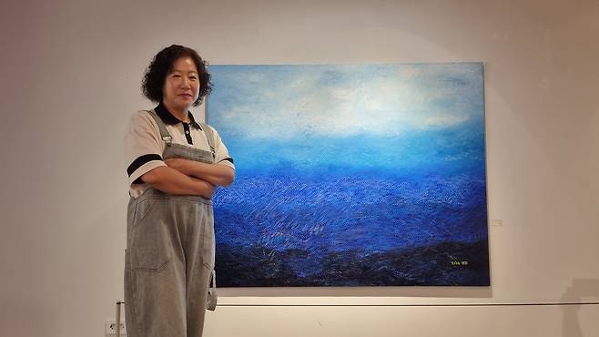 자신의 작품 앞에 선 박미희 작가.