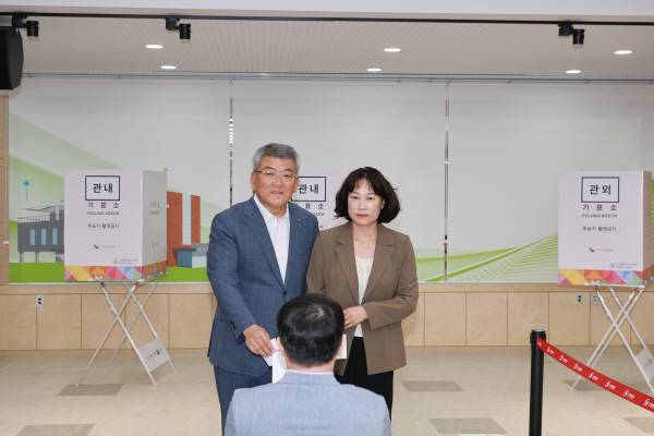 29일 오전 8시 10분, 김학동 예천군수와 부인 이미영 여사가 예천읍 희망키움센터(구 예천읍사무소) 사전투표장을 찾아 소중한 한 표를 행사하고 있다.
