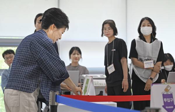 박근혜 전 대통령이 제21대 대통령 선거 사전투표 첫날인 29일 오전 대구 달성군 유가읍 행정복지센터에 마련된 사전투표소에서 투표하고 있다. 정훈진 기자 jhj131@kyongbuk.com