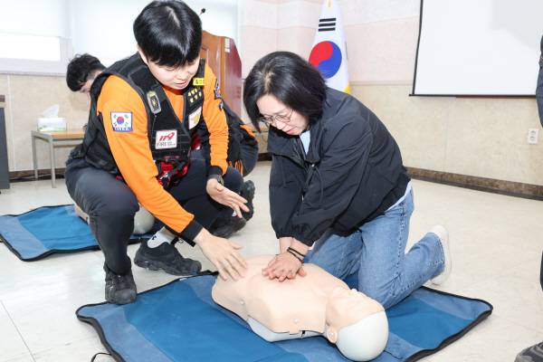 29일 의성군의회 청사에서 열린 합동소방훈련 중 김미자 사무과장(오른쪽)이 의성 119안전센터 소방대원의 지도로 심폐소생술(CPR) 실습을 진행하고 있다. 의성군의회