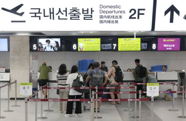 대구국제공항 신여객터미널을 찾은 공항 이용객들이 체크인 수속을 밟고 있다. 경북일보 DB