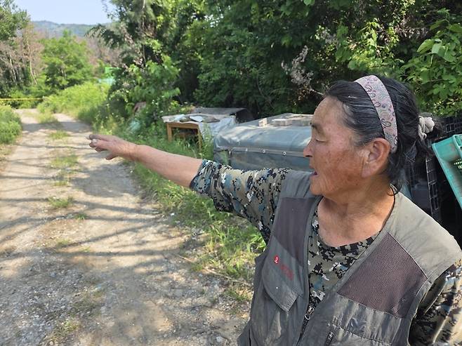 해군 초계기 추락을 목격한 주민 권일순 씨가 상황을 설명하고 있다.
